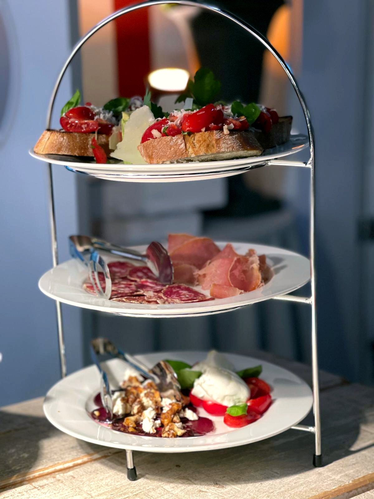 Antipasti-Etagere mit Bruschetta, Salumi und Dolci